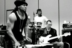 Vidéo : D'Angelo "Funky Dollar Bill/Hit it and Quit it" Live Bonnaroo 2012 Vidéo : D'Angelo "Funky Dollar Bill/Hit it and Quit it" Live Bonnaroo 2012