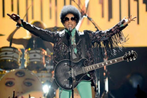 Vidéo : Prince "Let's Go Crazy-Frankenstein-FixUrLifeUp" (Billboard Awards 2013) Vidéo : Prince "Let's Go Crazy-Frankenstein-FixUrLifeUp" (Billboard Awards 2013)