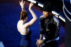 Vidéo : Pharrell "Happy" en live aux Oscars 2014 Vidéo : Pharrell "Happy" en live aux Oscars 2014